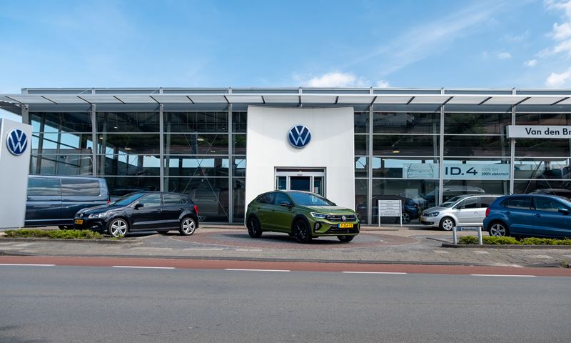 De Volkswagen Taigo voor de Volkswagen showroom in Drachten. 
